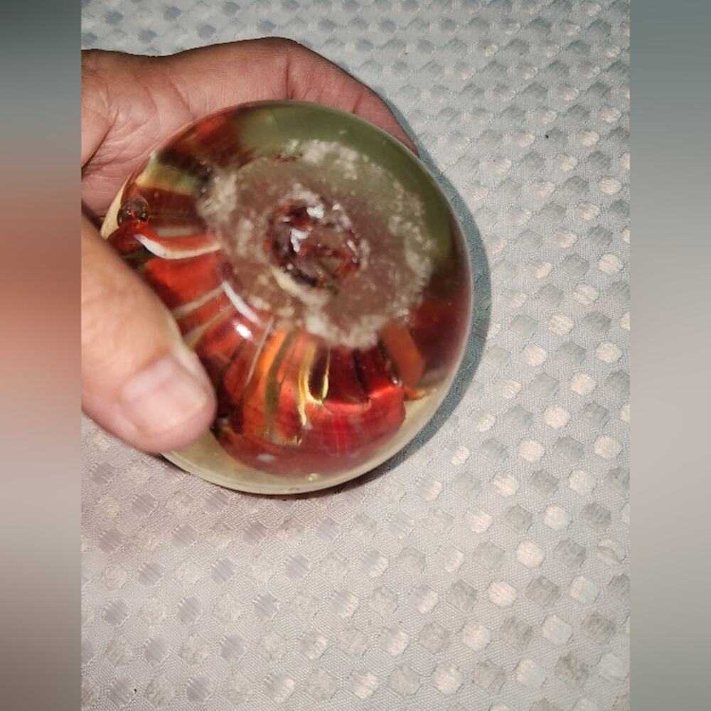 GLASS ROUND PAPERWEIGHT FLOWER - Picture 3 of 3